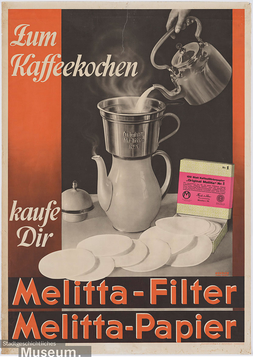 Poster vintage Melitta: bollitore che versa acqua in filtro “Original Melitta No.1” su caffettiera, confezione di carta filtro e dischi rotondi in primo piano.