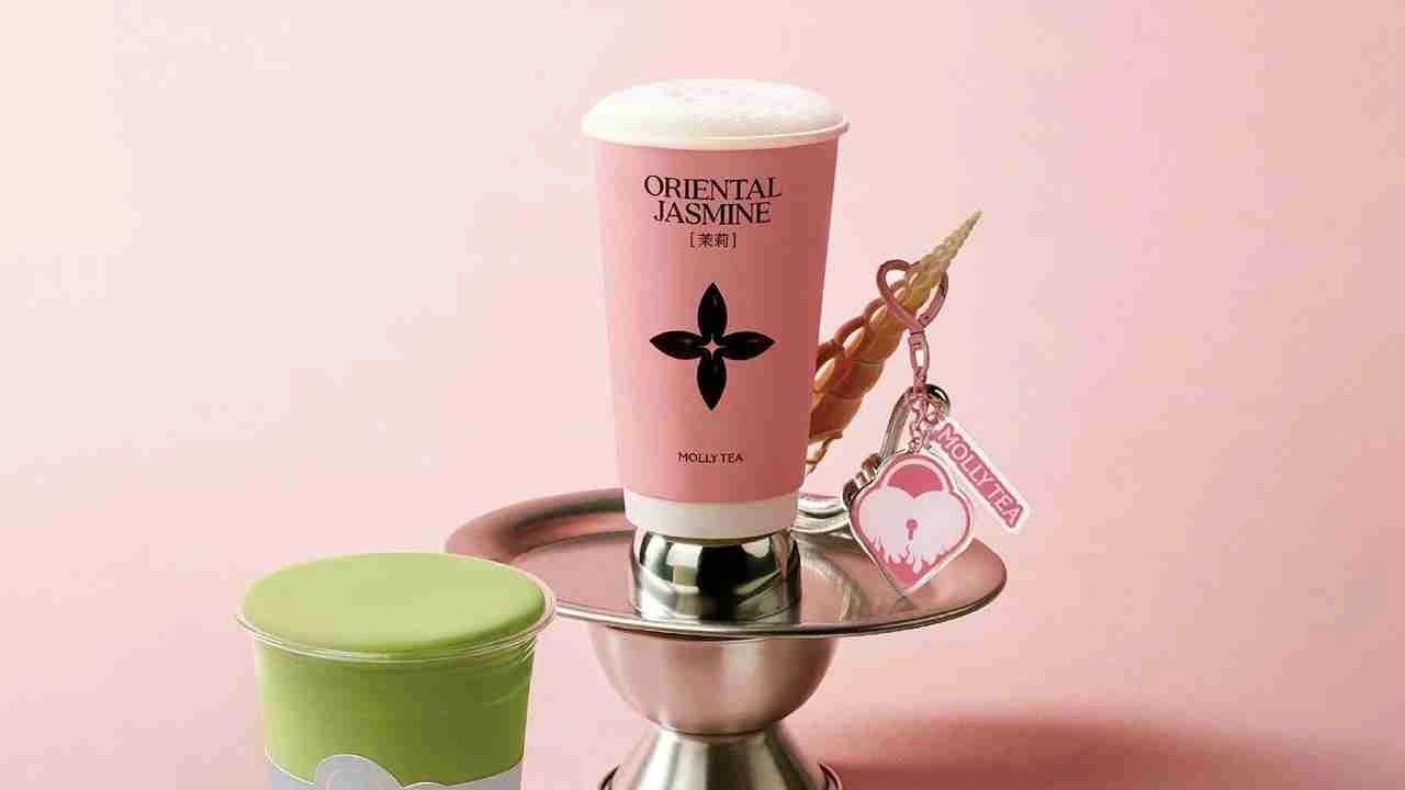 Il bicchiere rosa di Molly Tea con l'iconico logo a quattro petali. Per i tribunali è plagio a Louis Vuitton, per i consumatori cinesi è tradizione millenaria: un caso in cui il mercato ha ribaltato la sentenza.